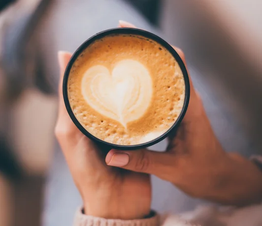 Main tenant un café latte