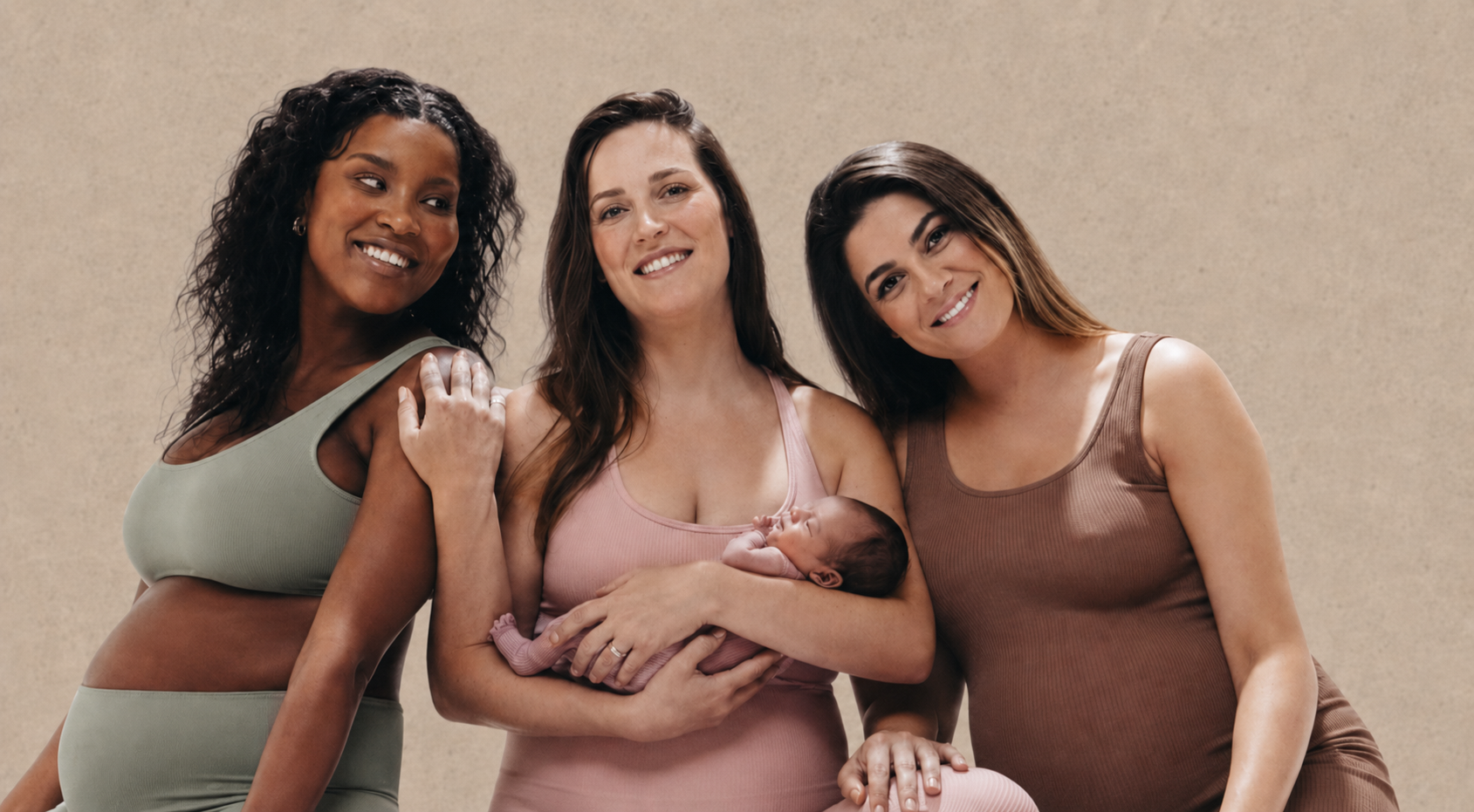 Trois femmes enceintes et une maman avec son nouveau-né au Studio Uma