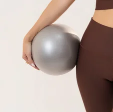Femme tenant un ballon de pilates